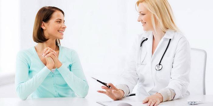 Garota na consulta do médico