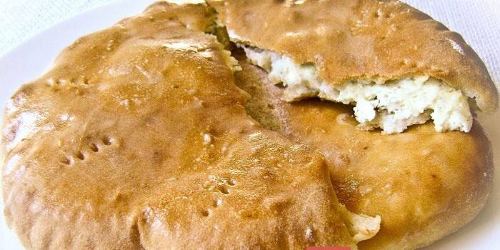 Khachapuri nadziewane twarogiem i serem