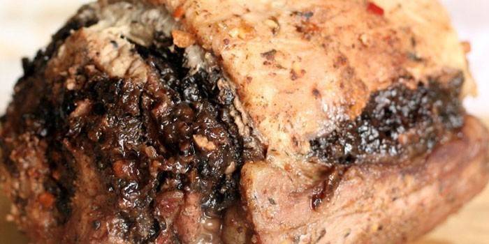 Rolo de carne de porco com ameixas