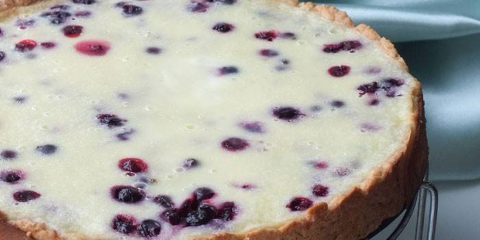 Pastel listo hecho de masa quebrada con crema agria y relleno de arándanos