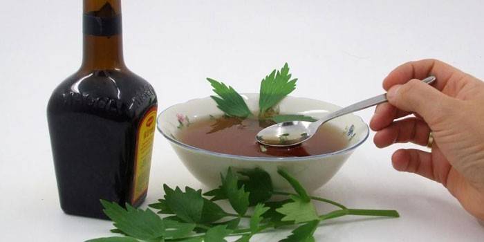 Infusão de Lovage em um prato
