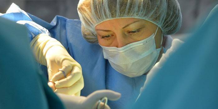 Cirurgião em operação