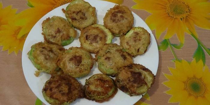 Rodajas de calabacín frito con carne picada rebozada