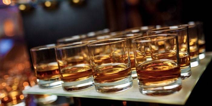 Poháre whisky na podnose