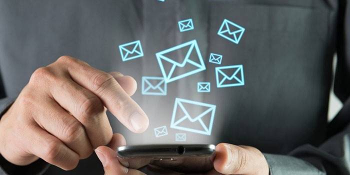 Mężczyzna wysyła SMS-y