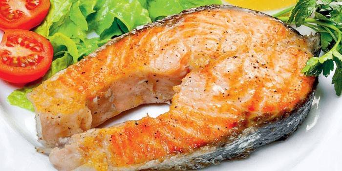 Steak z lososa so zeleninou a bylinkami