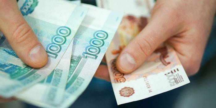 Dinero en mano