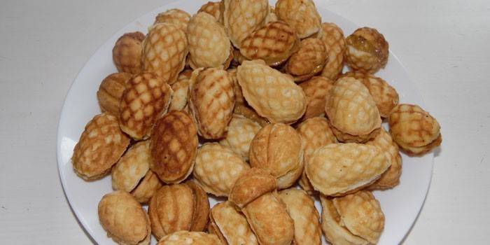 Bolinhos de nozes cozidos em moldes