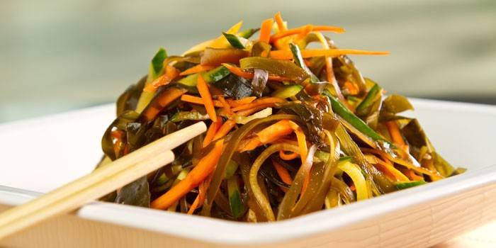Ensalada de algas, pepinos y zanahorias