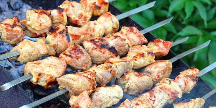 Cozinhar churrasco na grelha