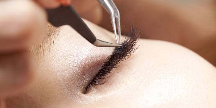 Mistrz robi dziewczynie rzęsy Botox