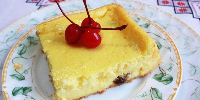 Plátok kastrovaného syra s cherry