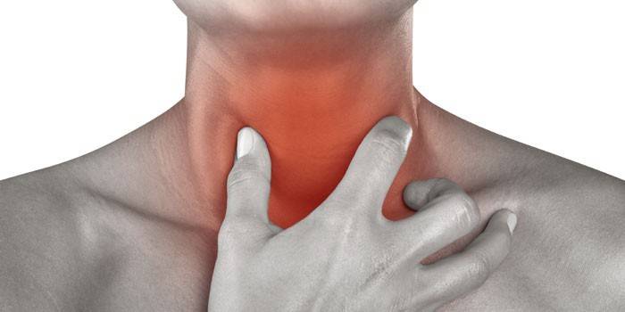 Dolor de garganta en un hombre