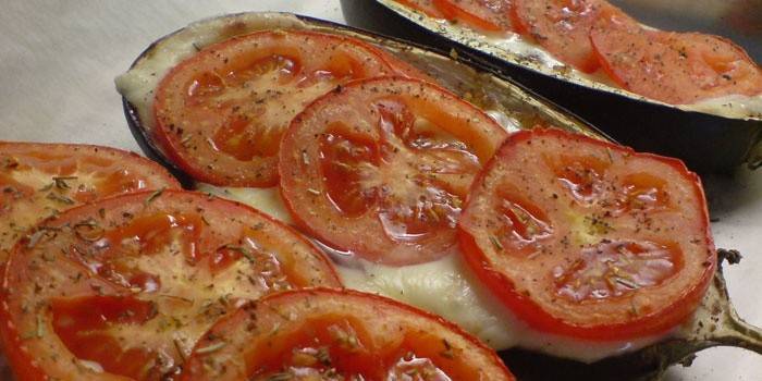 Pieczone bakłażany z pomidorami i mozzarellą
