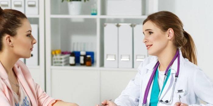 Garota na consulta do médico