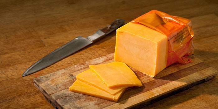  cheddar na desce do krojenia