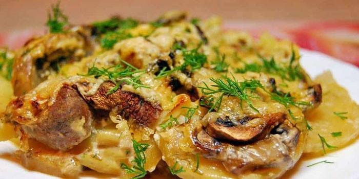 Pieczone ziemniaki z pieczarkami i mięsem