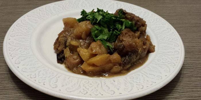 Guisado com fatias de carne de porco e batatas