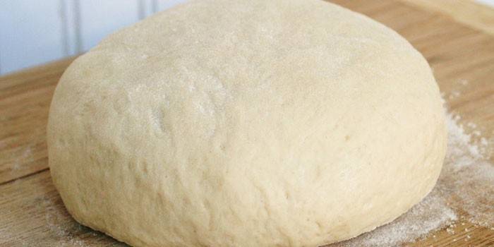 Masa de levadura en una tabla de cortar