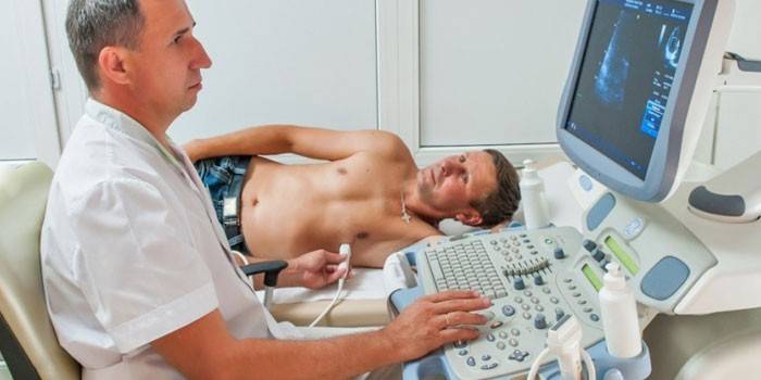 Diagnóstico de ultra-som do coração é realizado para um homem