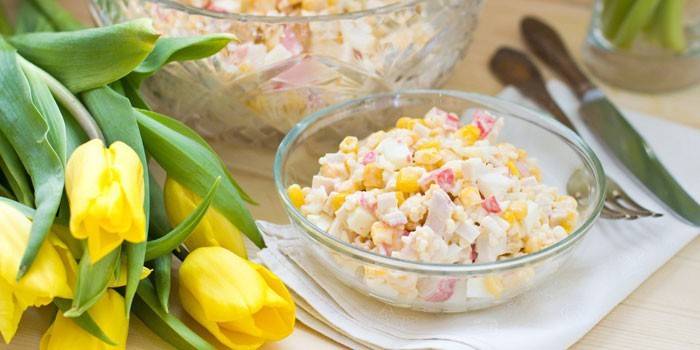 Arroz hervido, palitos de cangrejo y ensalada de maíz