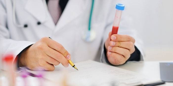 Assistente de laboratório, escrevendo tubos de teste de sangue