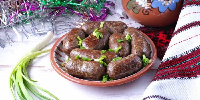 Salchichas de hígado caseras en un plato