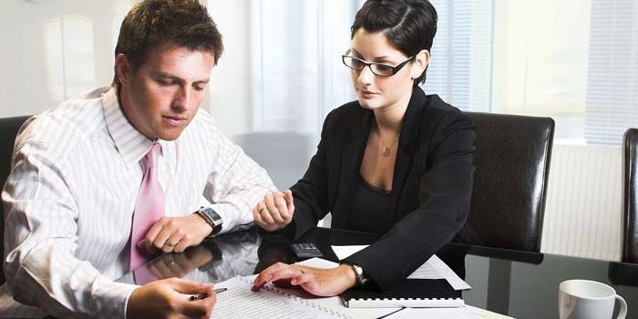 Las personas trabajan con documentos.