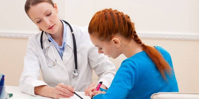 Garota na consulta do médico