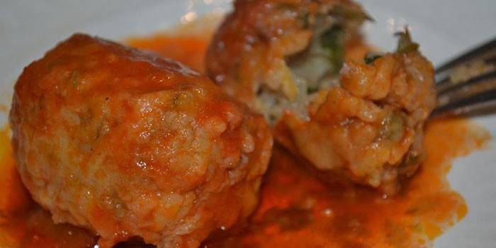 Ouriços picados no molho de tomate em uma placa
