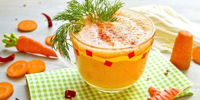 Batido de zanahoria en un vaso