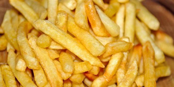 Papas fritas al horno sobre pergamino
