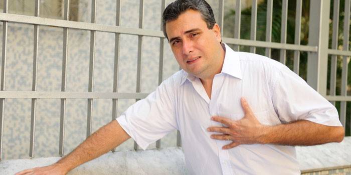 Un hombre sostiene su mano en el corazón.