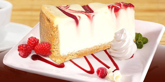 Cheesecake de queijo cottage com cobertura de frutas e framboesas