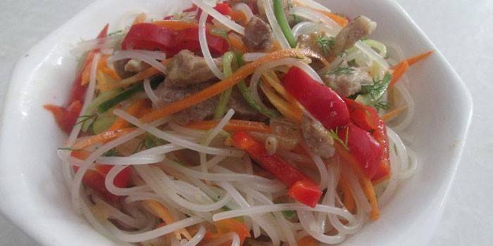 Salada quente com funchose, legumes e carne