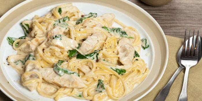 Spaghetti z kurczakiem w kremowym sosie