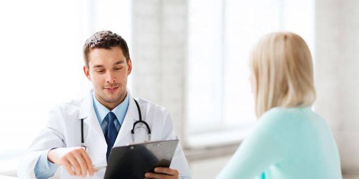 Garota na consulta do médico