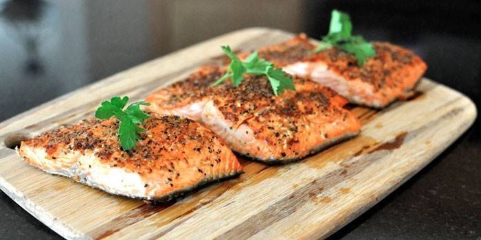 Filete de salmón al horno sobre una tabla para cortar