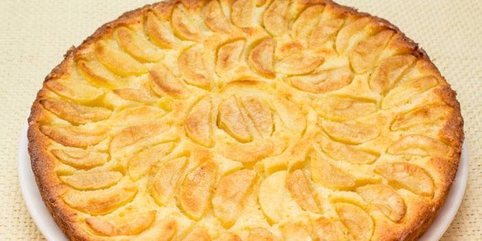 Tarta de manzana y requesón en un plato