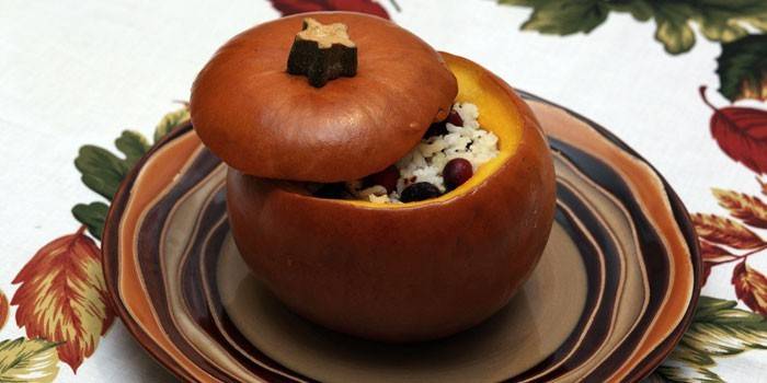 Arroz al horno y frutos secos en calabaza