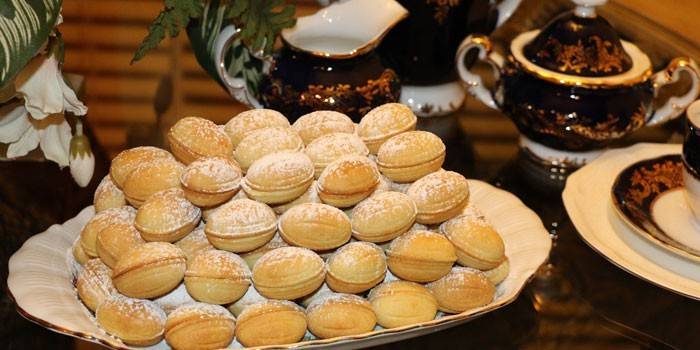 Bolinhos prontos com creme de leite condensado em um prato