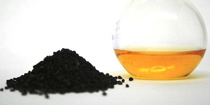 Frasco de vidrio con aceite y semillas