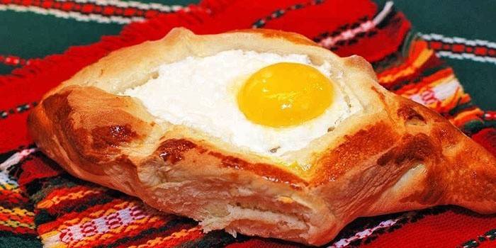 Khachapuri z serem i jajkiem