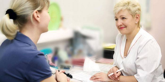 Mujer en la cita del doctor