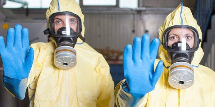 Ľudia v súpravách na epidemiologickú ochranu