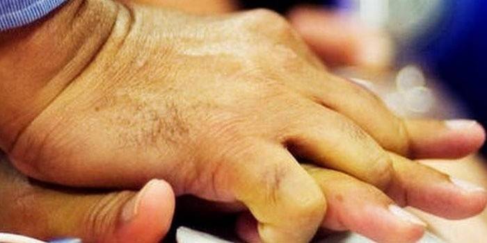 Posição correta da mão com massagem indireta no coração