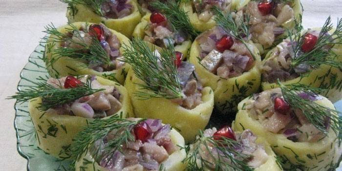 Batatas cozidas com recheio de arenque