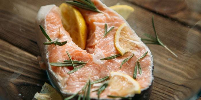 Trozo de salmón en escabeche con romero y limón