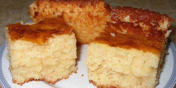Pedaços de queijo cottage maníaco em um prato