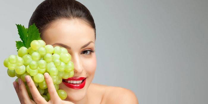 Menina, com, um, cacho uvas